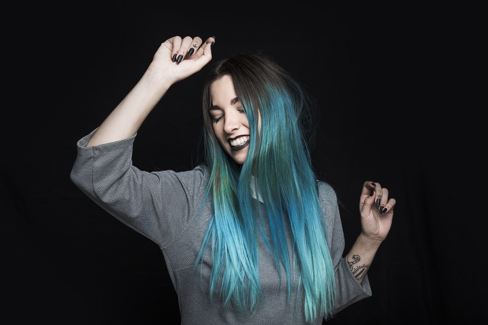 Mulher de cabelo tingido de azul