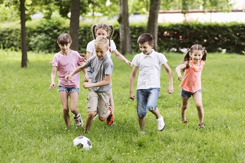 crianças jogando bola