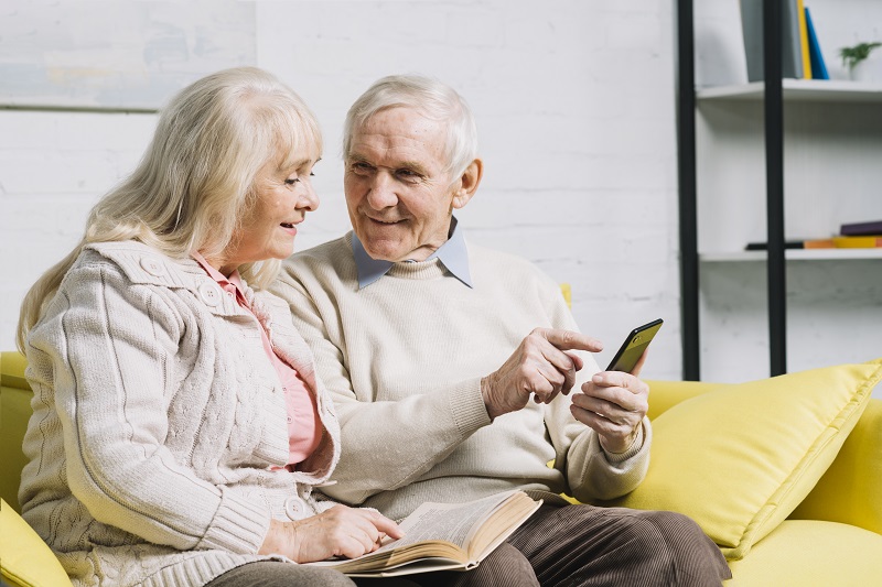 Celular para idoso: conheça as melhores opções do mercado